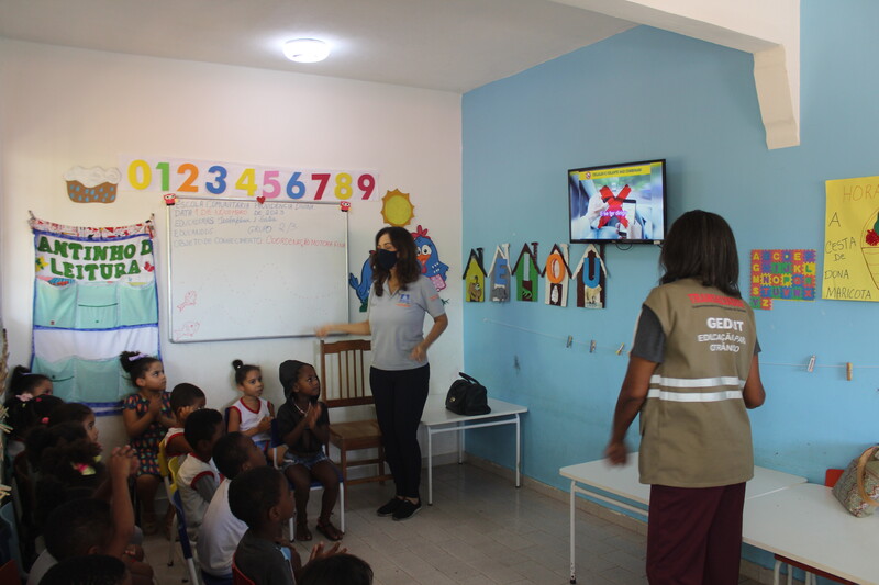 Atividade lúdica da TranSalvador nas Escolas Comunitárias da Obras Sociais.