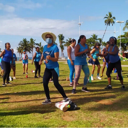 Aulão Azul: Projeto Saúde em Movimento realiza aula de Zumba na praia