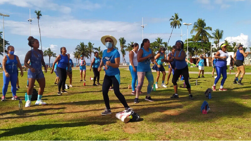 Aulão Azul: Projeto Saúde em Movimento realiza aula de Zumba na praia