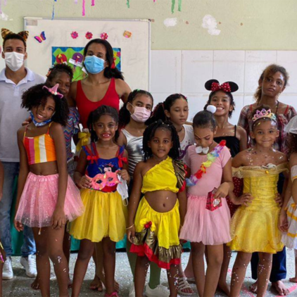 Bailinho de carnaval anima bailarinas