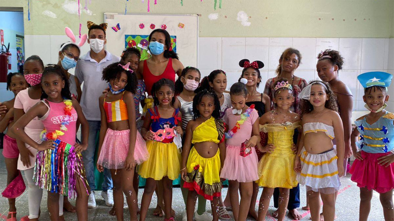 Bailinho de carnaval anima bailarinas