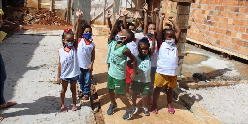 Crianças visitam obra da Escolinha Paracompaixão